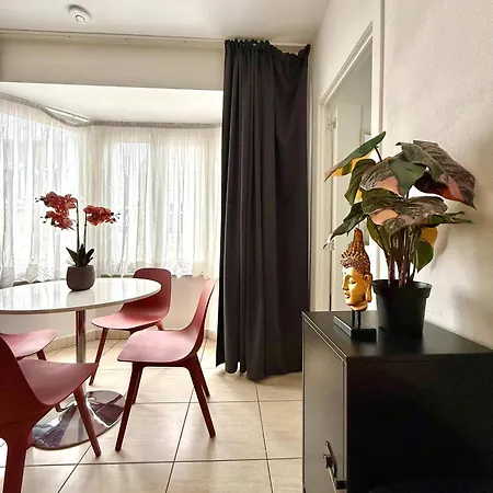 & Elegant Close To The European Parliament Apartment *