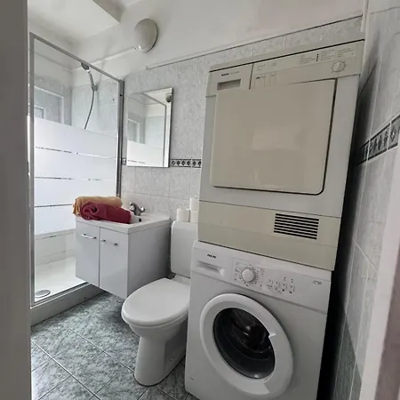 Cozy 4 Person Eu Diamant Neighborhood Apartment *