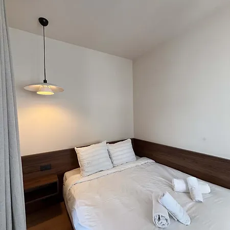 Bright Overlooking Tenbosch Park Apartment *