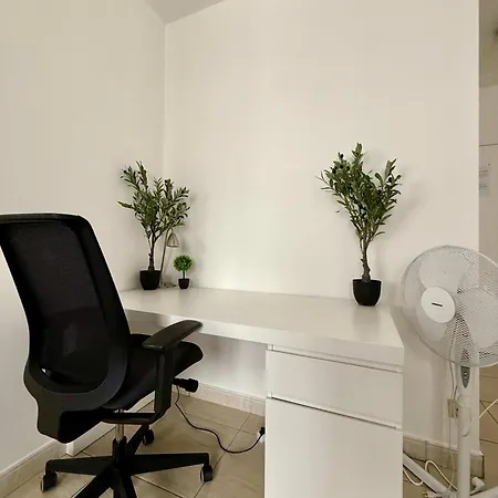 & Elegant Close To The European Parliament Apartment
