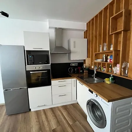 Stylish & Modern In Centre Apartment