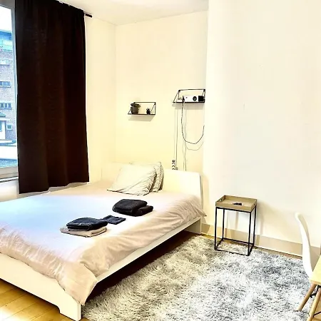 Apartment Bright 2 Bedroom Perfectly Located *
