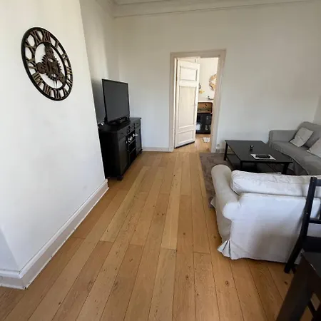 Apartment Bright 2 Bedroom Perfectly Located *