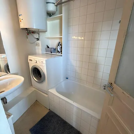 Bright 2 Bedroom Perfectly Located Apartment *