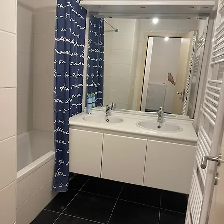 Modern Spacious 76M Apartment, 2 Sunny Terraces, Free Parking, Fast Wi-Fi, Near Brussels North Station & Tour Taxi * Brussels