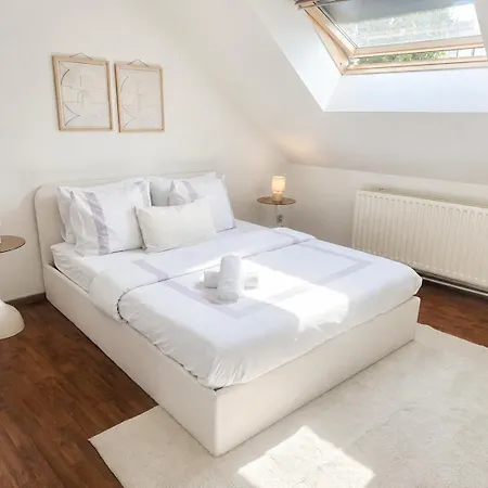 Enjoy Louise-sablon Apartment