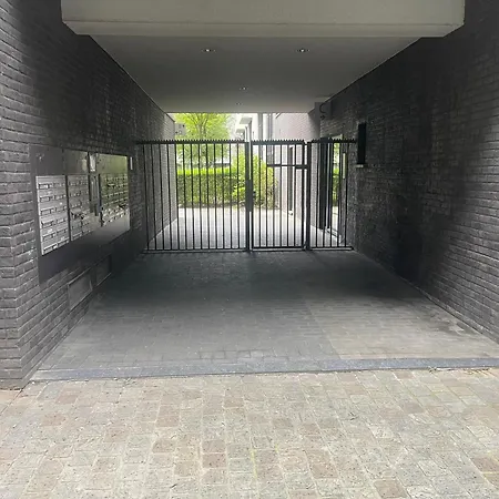 Modern Spacious 76M Apartment, 2 Sunny Terraces, Free Parking, Fast Wi-Fi, Near Brussels North Station & Tour Taxi Apartment *