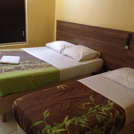 Royal Hotel *