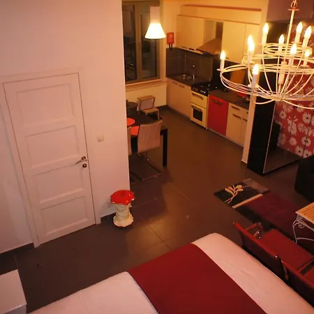 J And R Apartment *