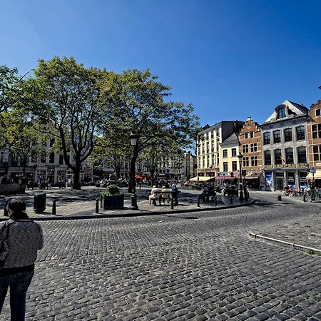 Charles Home - Grand Place Aparthotel