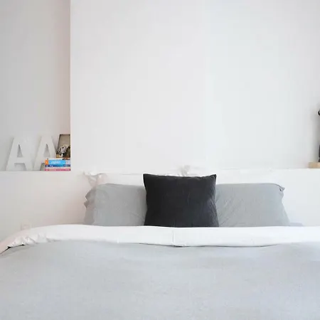 Apartment Minimalistic In Premium Location *