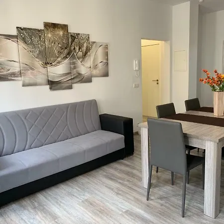 Modern Second Floor Apartment *
