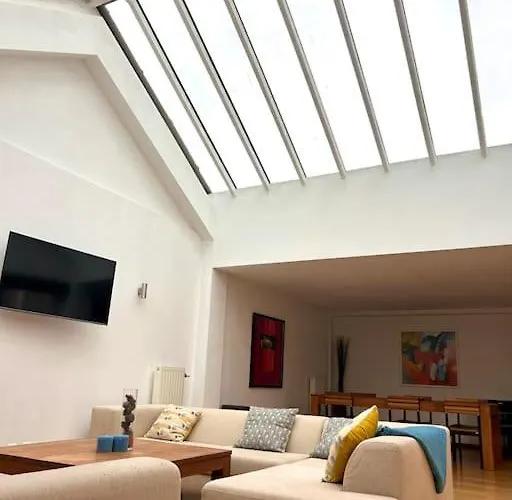 Down Town Spacious Duplex With Private Parking & Game Room