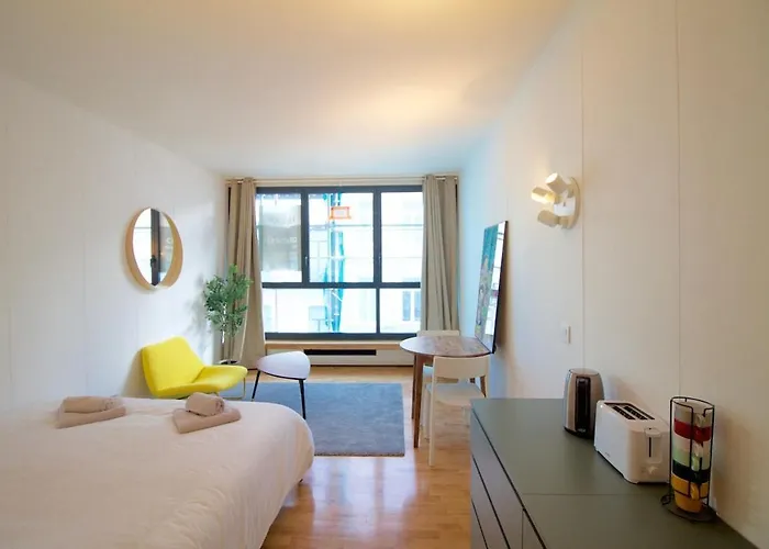 Beautiful And Bright Apt Avlouise