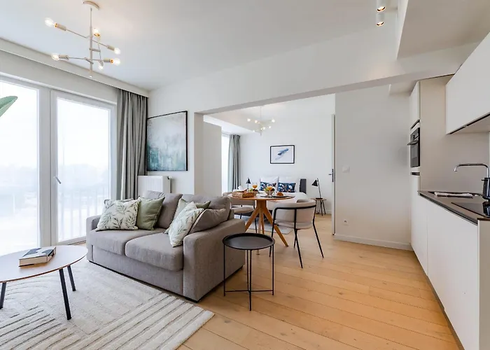 Large Studio Apartment In A Serviced Building