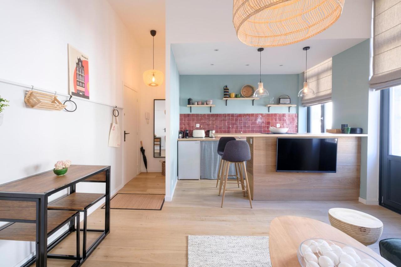 Fabulous In Chatelain Area With Balcony *