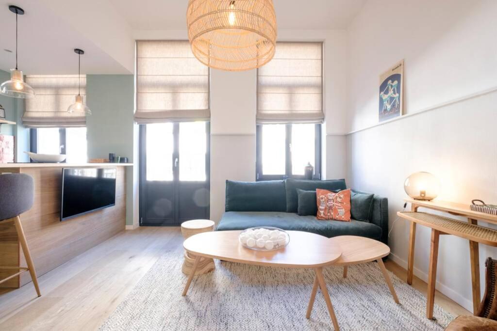 Fabulous In Chatelain Area With Balcony *
