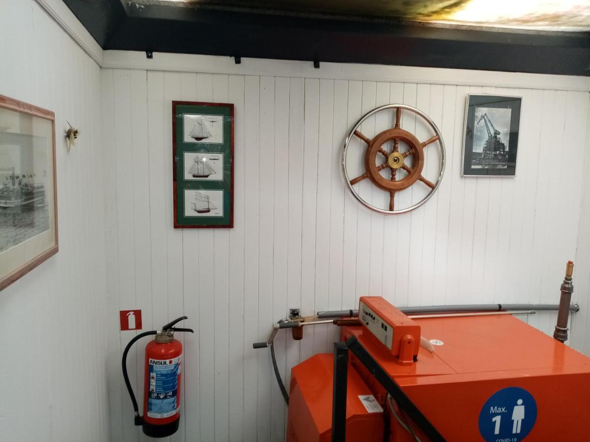 Edouard Boat Botel *