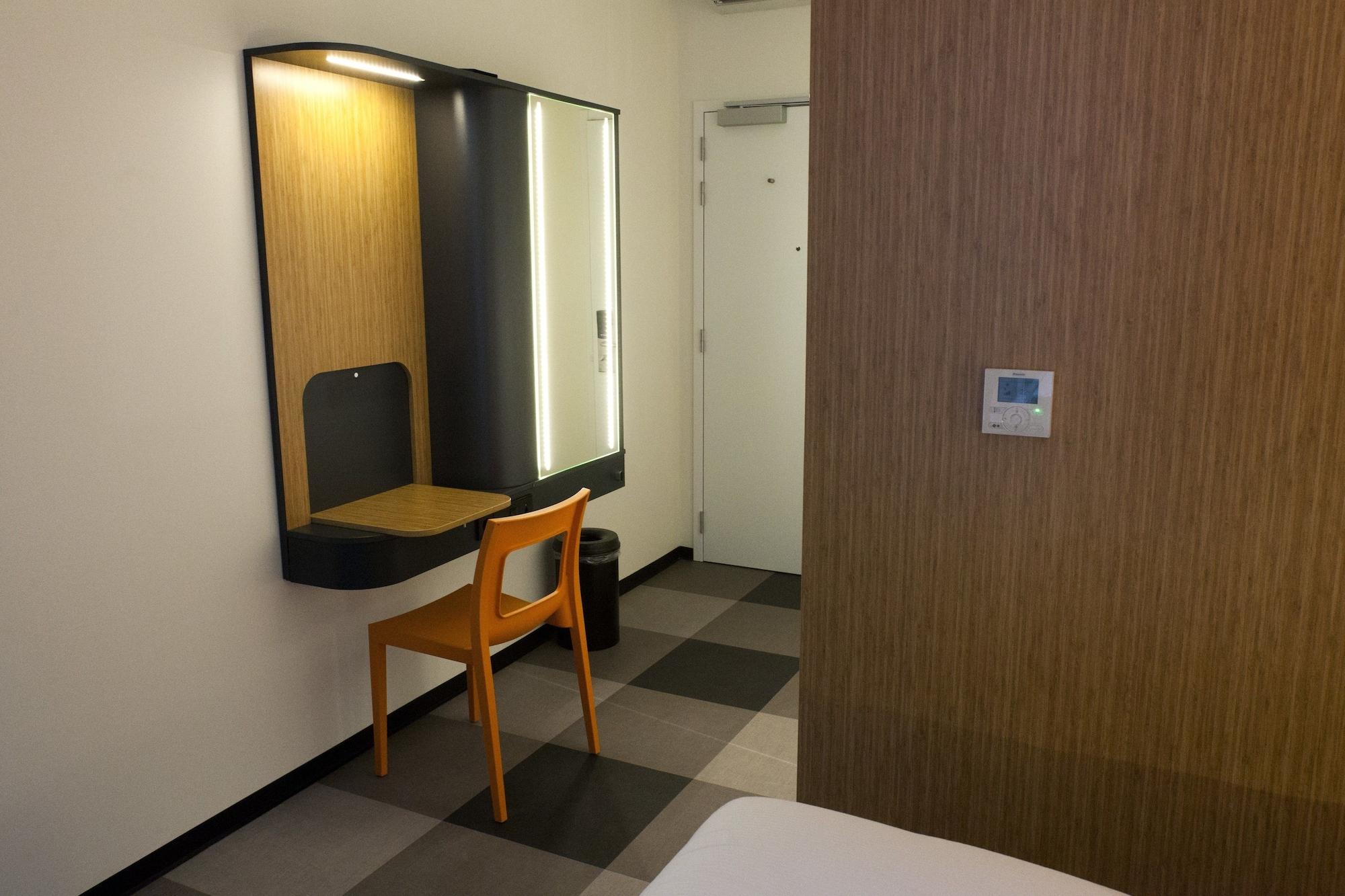 Khách sạn Easyhotel Centre 3*