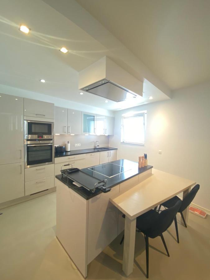Chambre, Salle Sport, Grand Patio, Salle De Bain - Luxueux Appartement Idealement Localise Dans Le Centre De Bruxelles Homestay Brussels