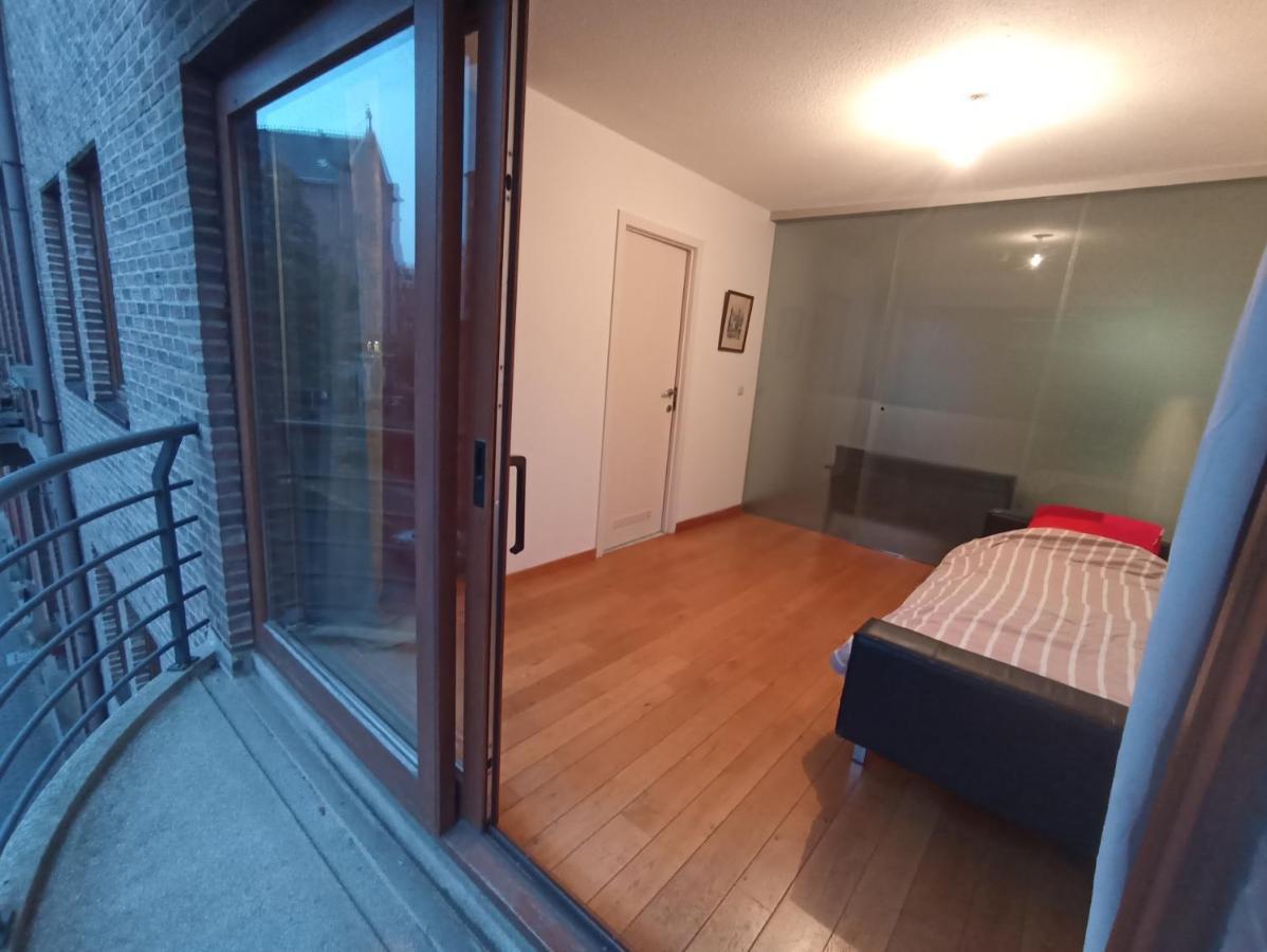 Summer Love In Apartment Brussels