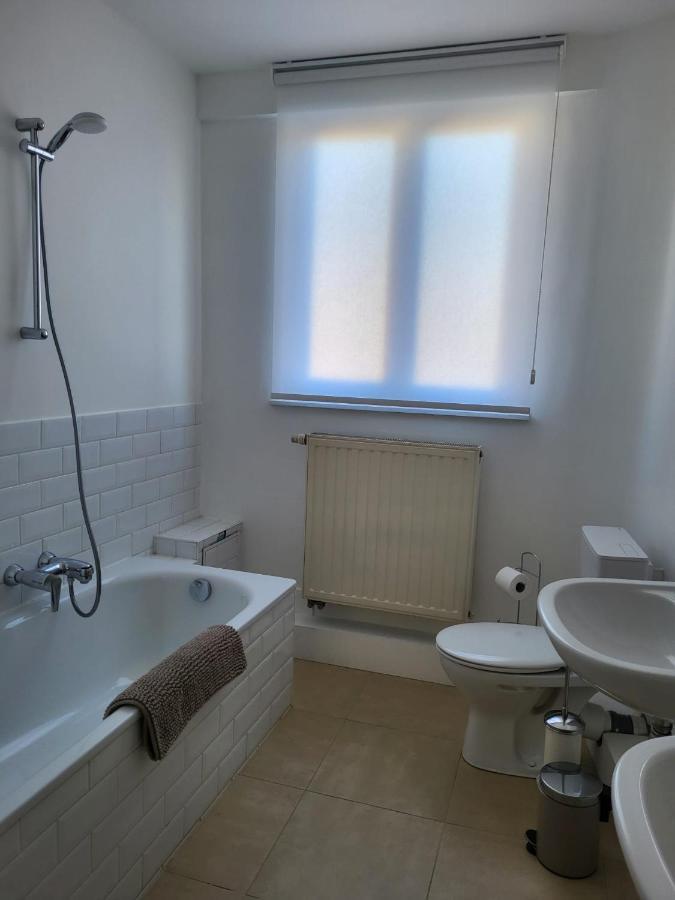 Casa de hóspedes Brussels Bed & Blockchain Private With Shared Bathroom