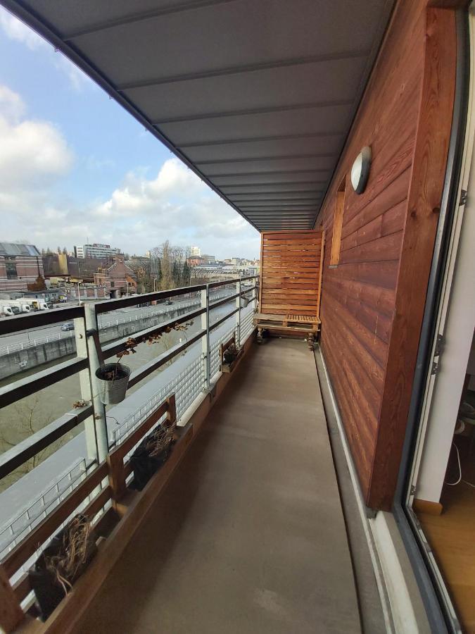 And Balcony With Canal View - Shared Bathroom Homestay Brussels