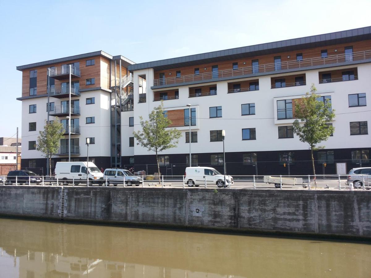 Homestay And Balcony With Canal View - Shared Bathroom *