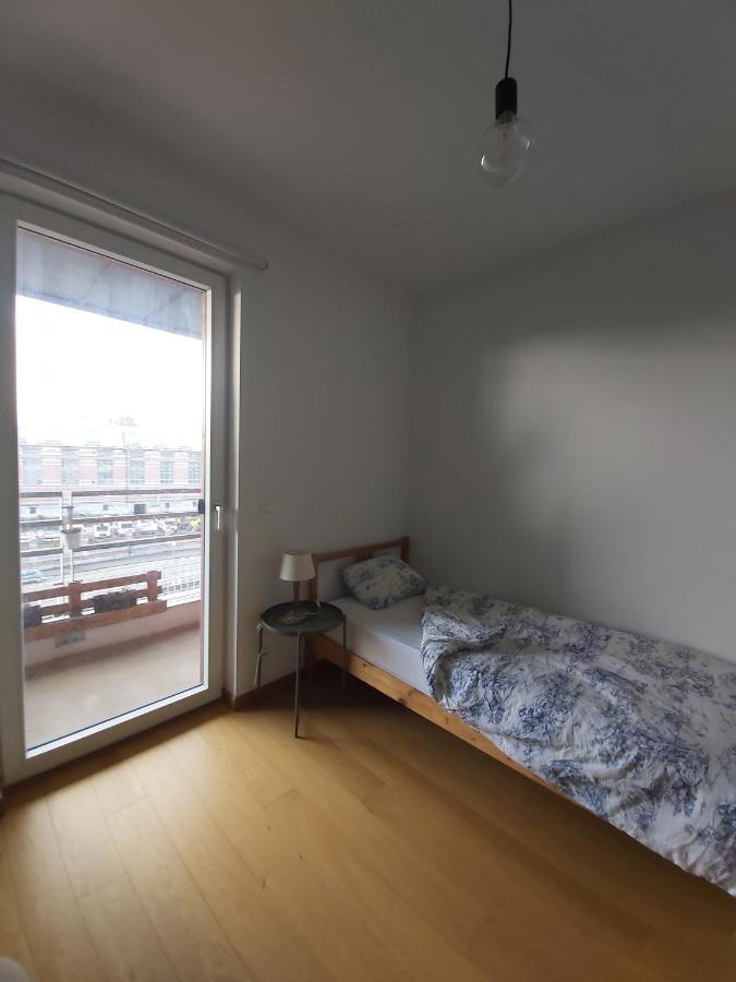And Balcony With Canal View - Shared Bathroom Homestay *