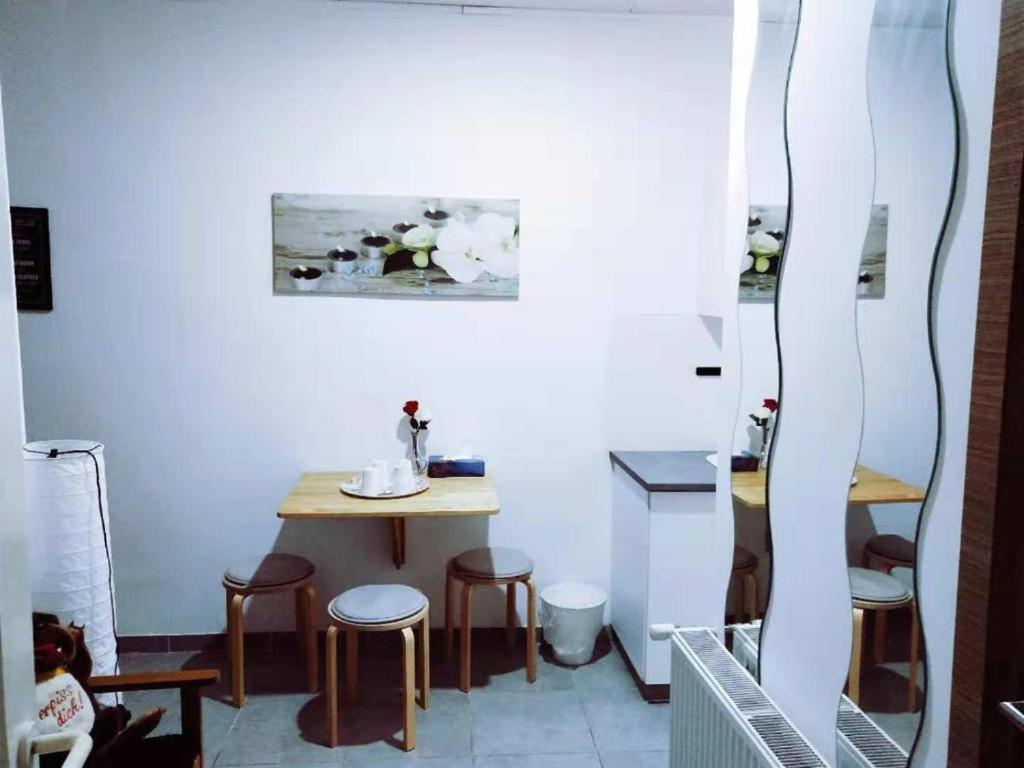 Cozy With Share The Bathroom And Kitchen Brüssel