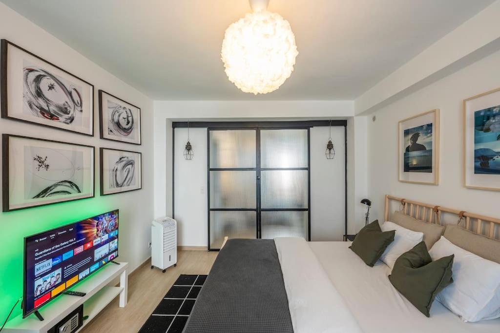 Superb 3 Bedroom & 3 Bathroom Duplex In Centre Apartment