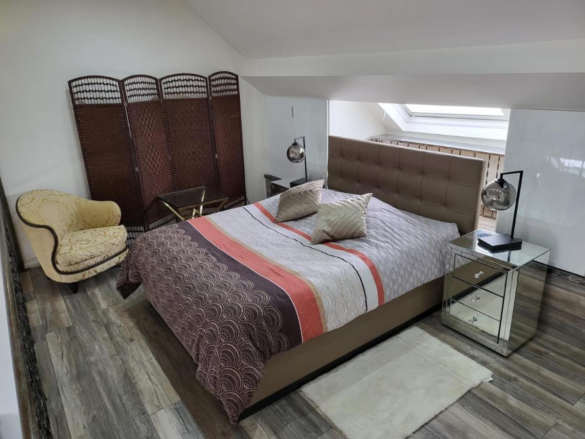 Duplex Elegant Situe A 1min De La Gare Du Nord Brussels