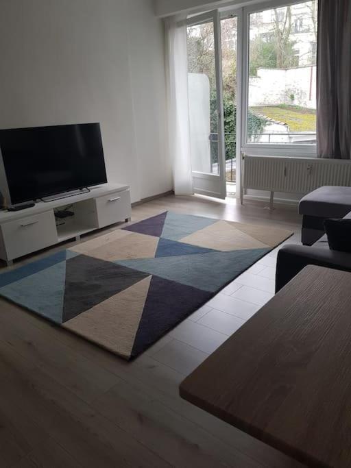 Studio Quartier Louise Calme Apartment *