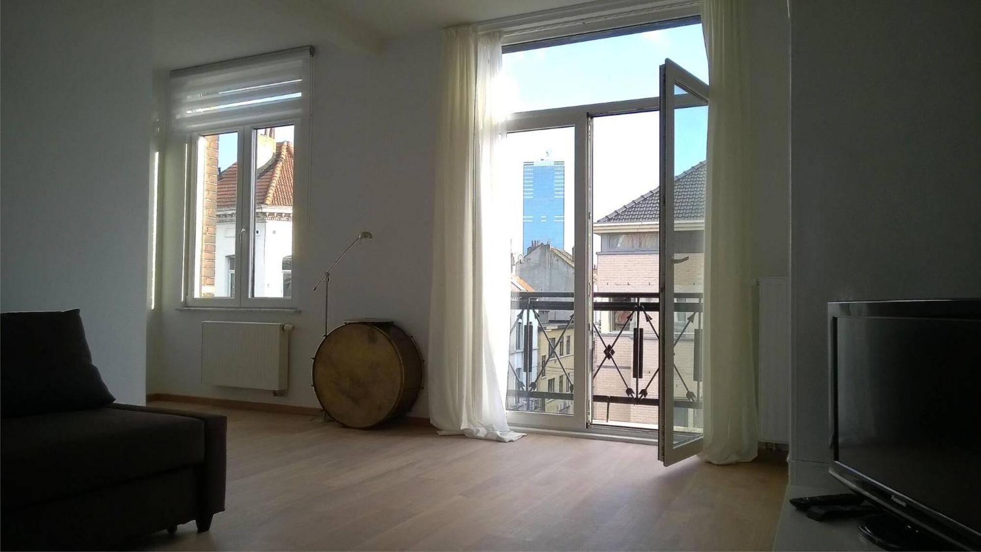 Apartment Bijna Wit, Nabij Trein, Metro N7688 Brussels