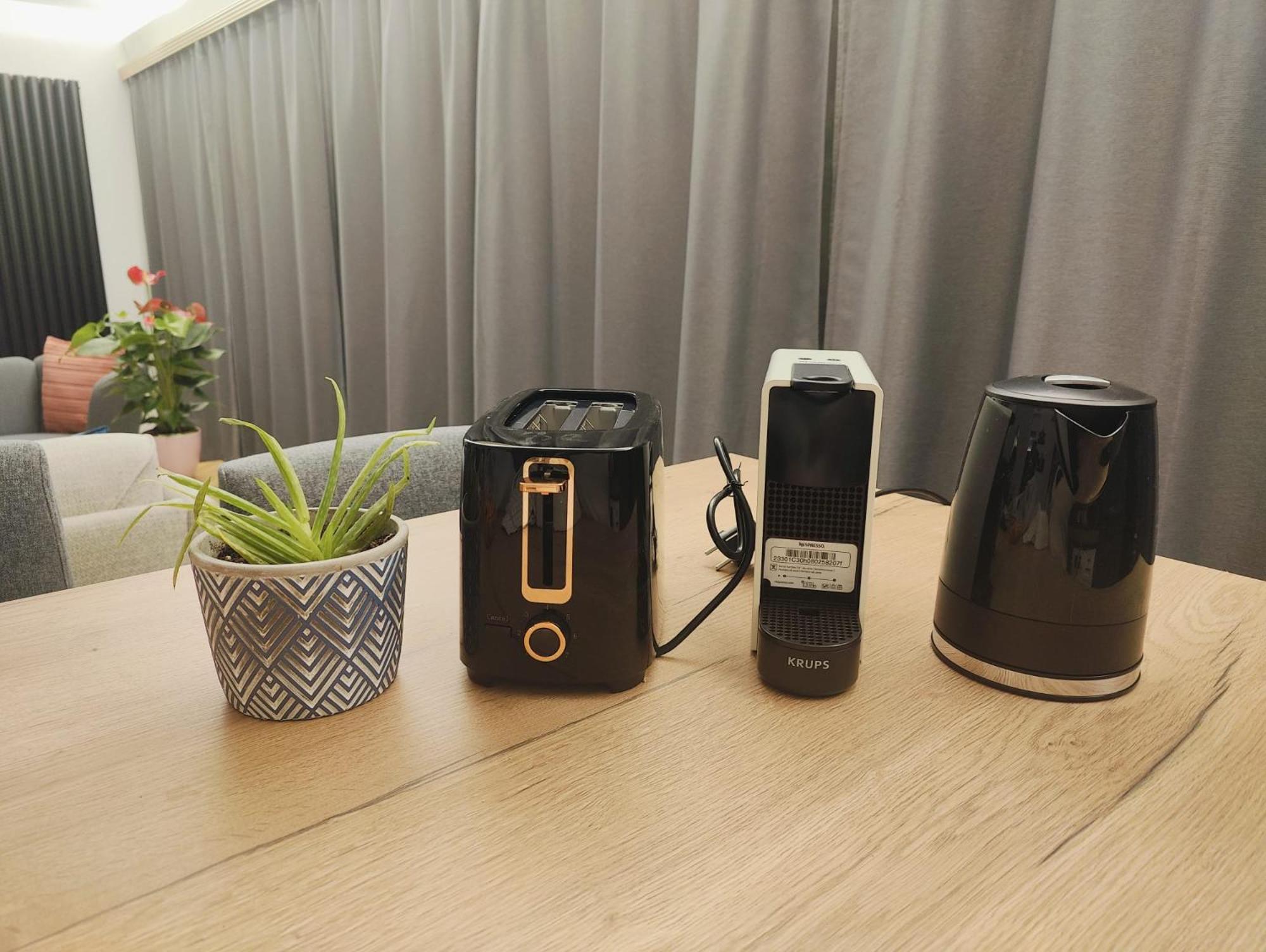 Bright & Cozy In Apartment