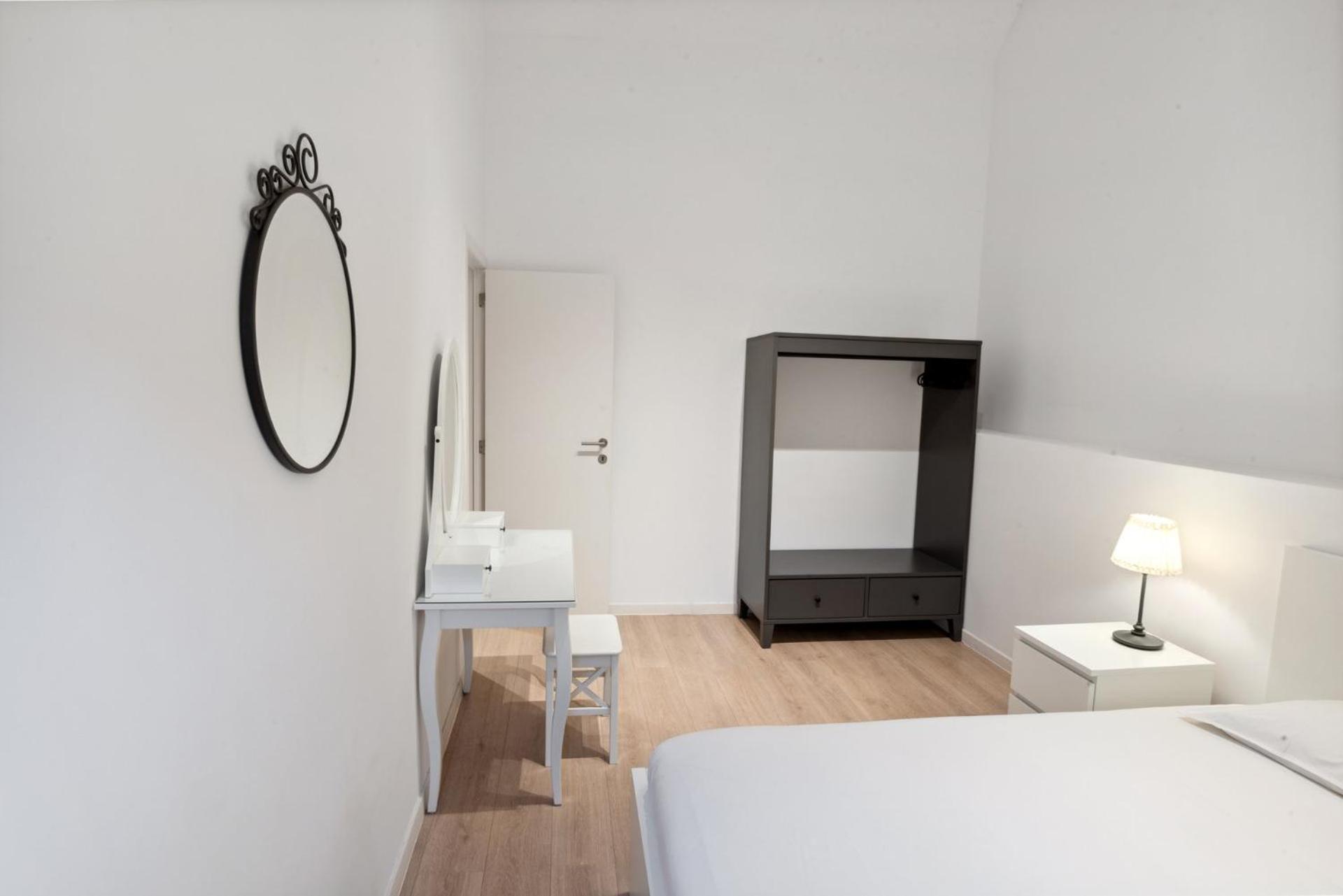 Degroux 82 - Self Check In By Homenhancement