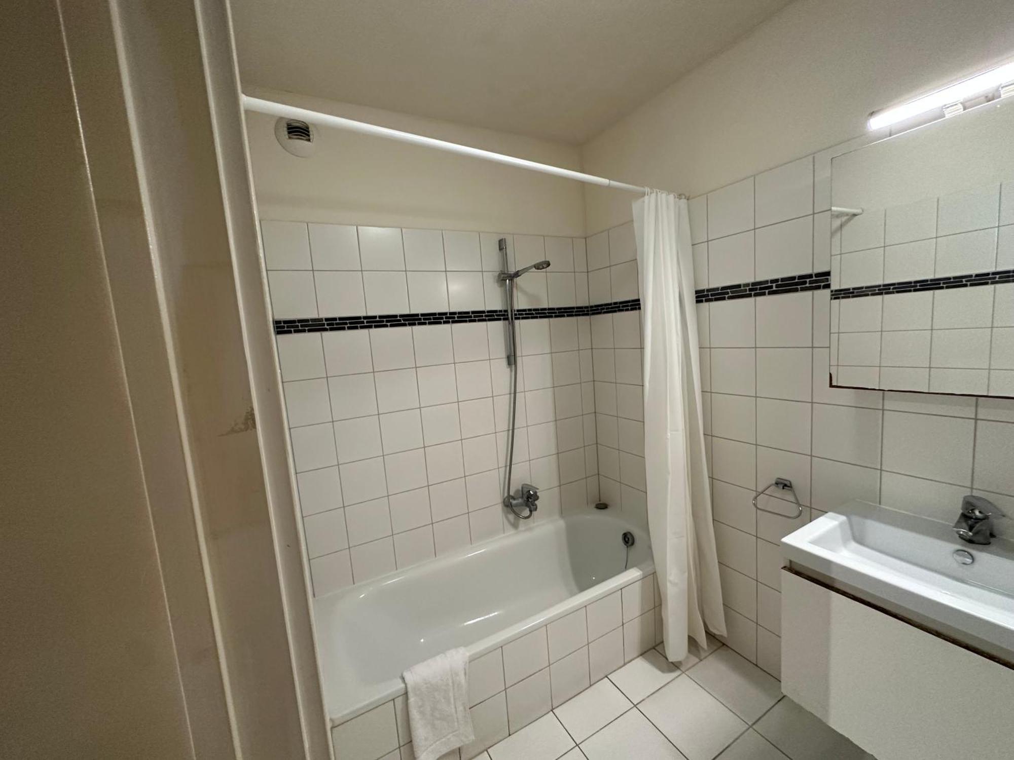 Căn hộ 3 Bedroom In Center With Balcony View *