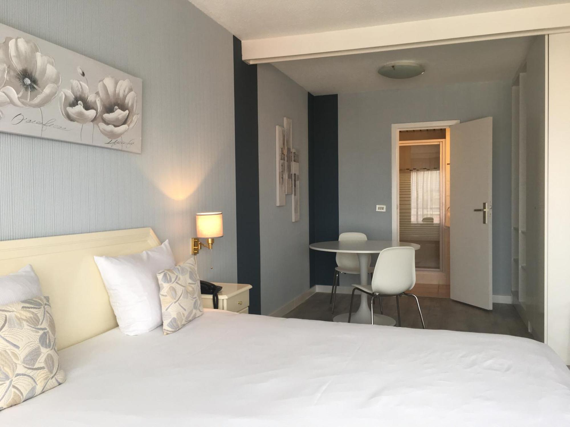 First Euroflat Khách sạn 4*