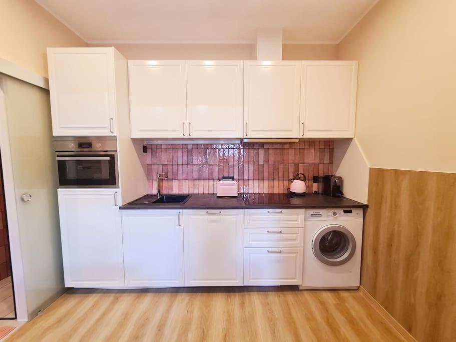 Magnolia Pink New And Fully Equipped Bruxelas