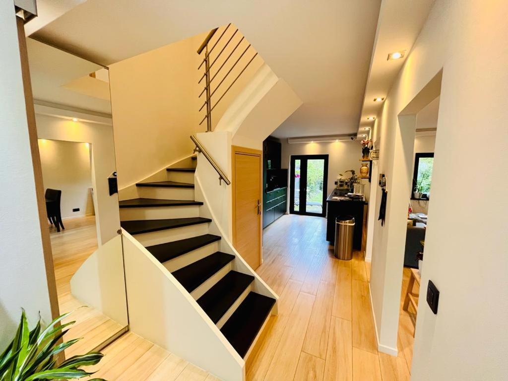 Homestay Town House With Garden - 1 With Shared Bathroom *