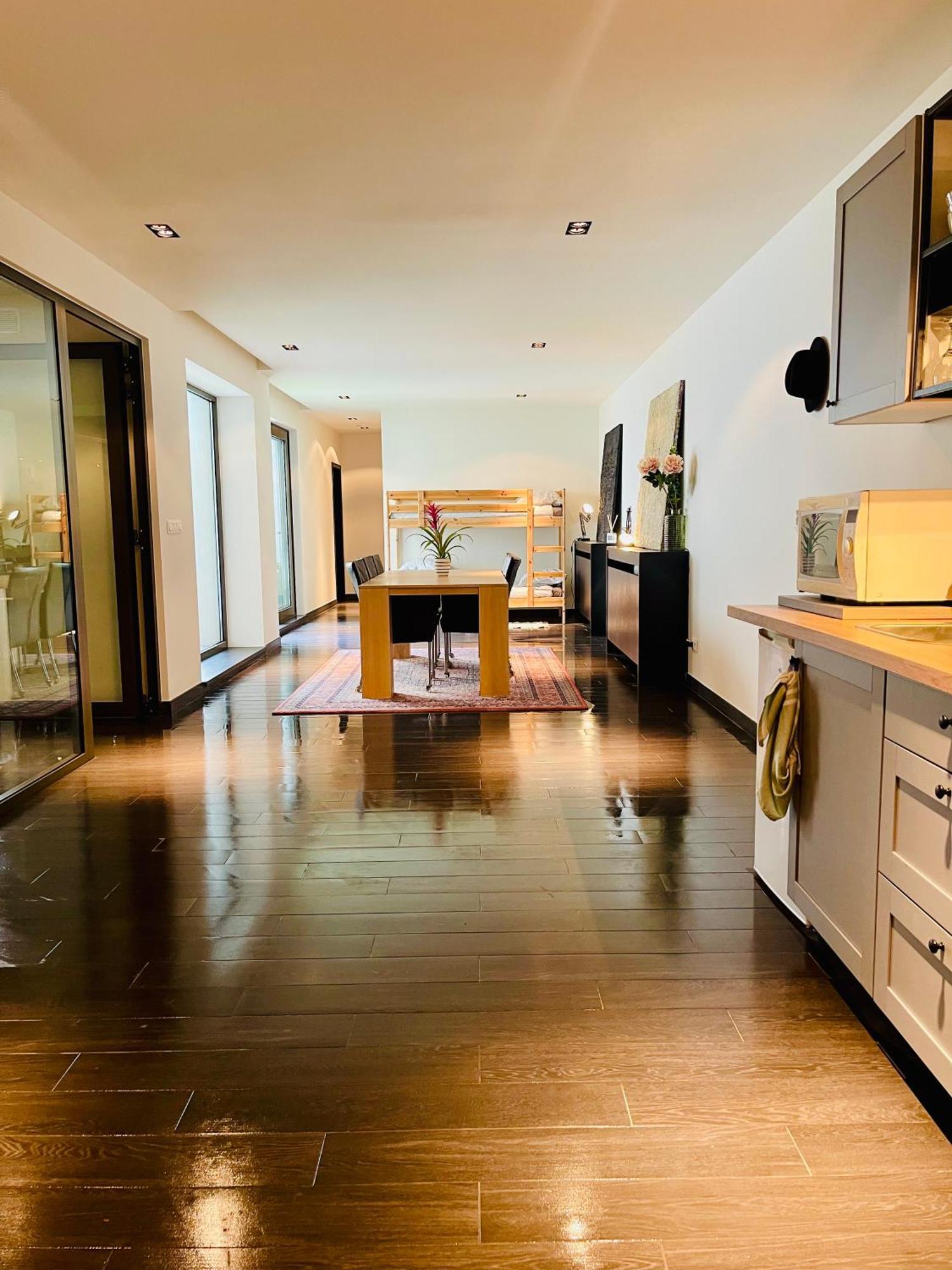 Apartment Down Town Spacious Loft Retreat With Private Parking