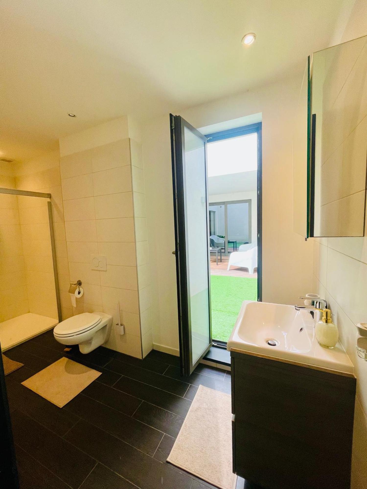 Down Town Spacious Loft Retreat With Private Parking Apartment *