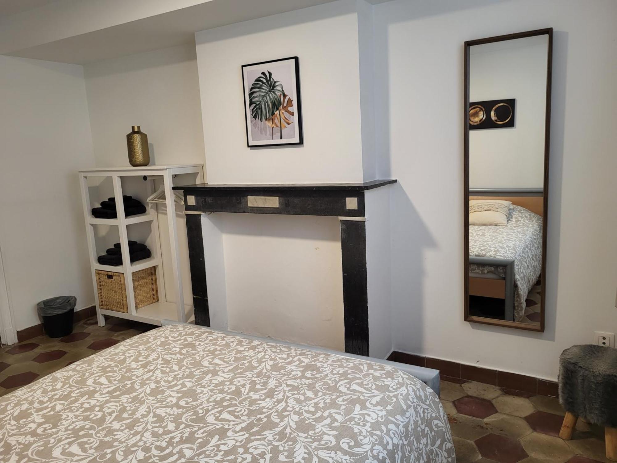 Casa de hóspedes Brussels Bed & Blockchain Private With Shared Bathroom *