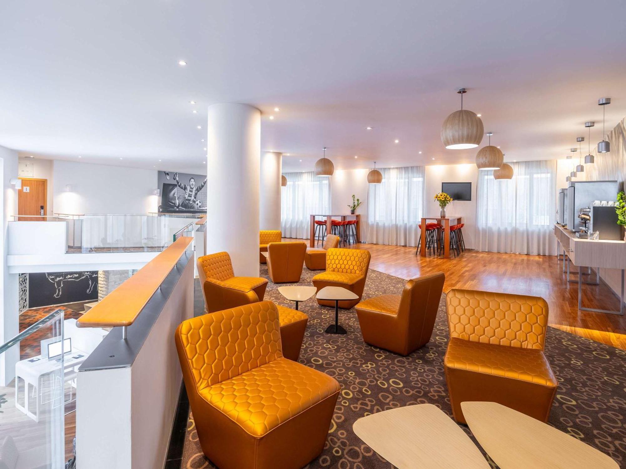 Khách sạn Novotel Centre 4*