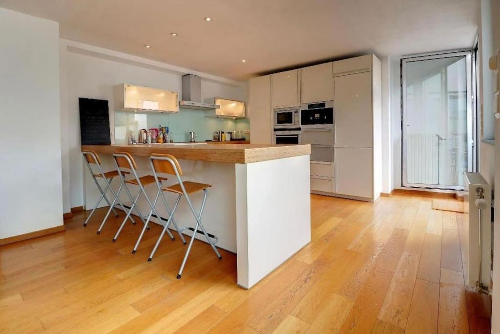 Down Town Spacious Duplex With Private Parking & Game Apartment *