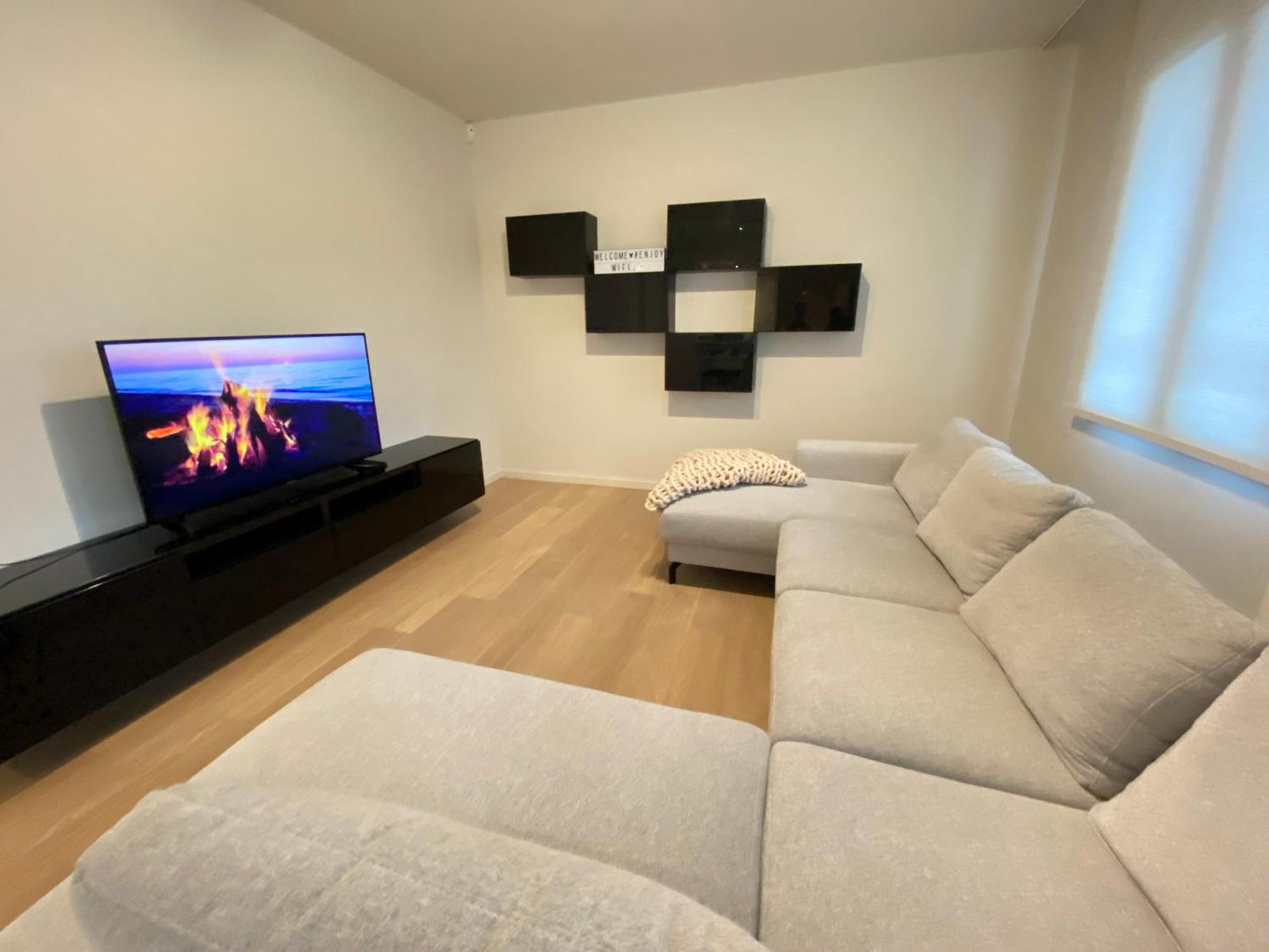 Residentiel Tour Et Taxis Et Parking Apartamento