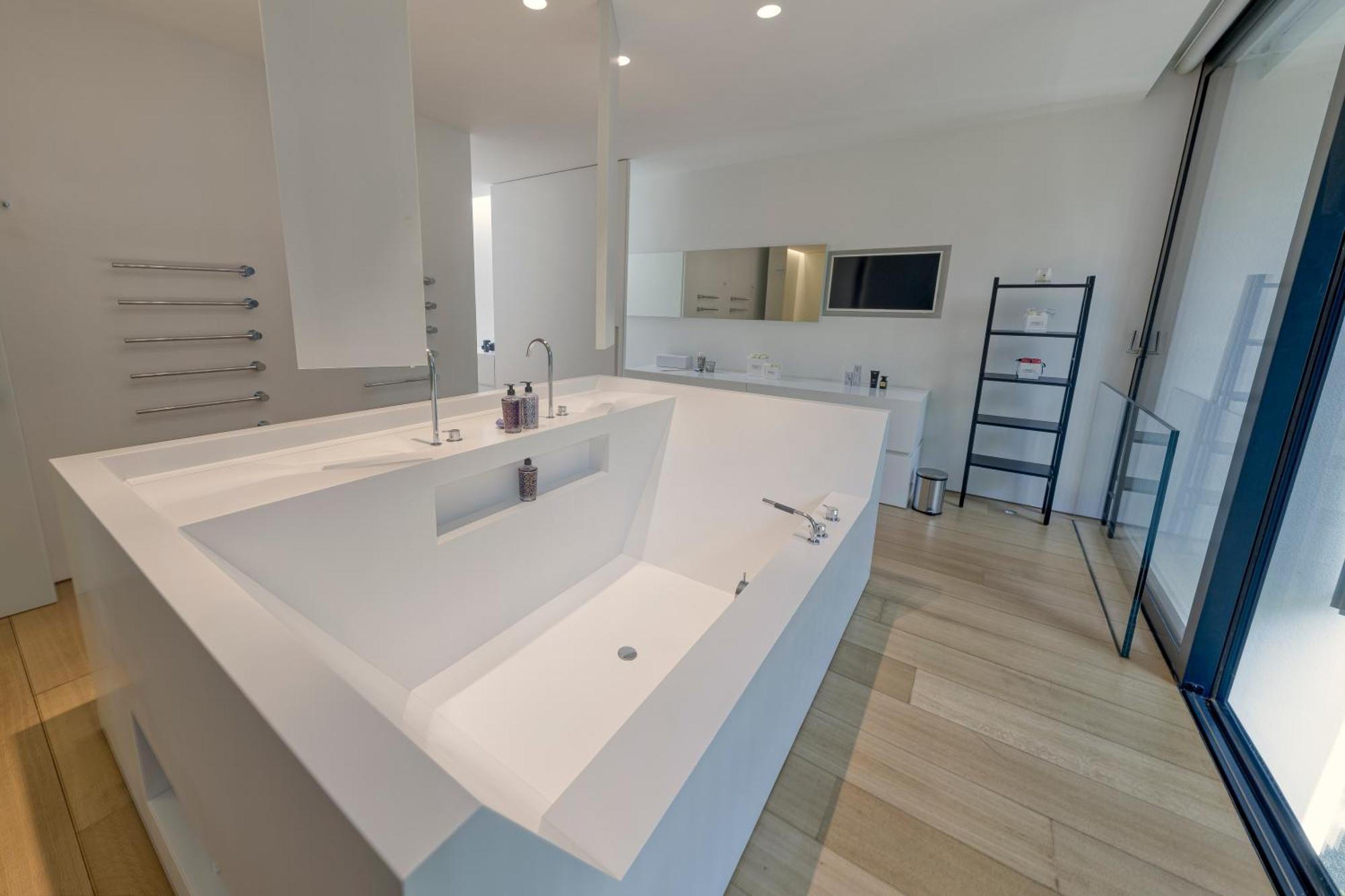 Luxurious 1000m2 With Garden And Pool Villa