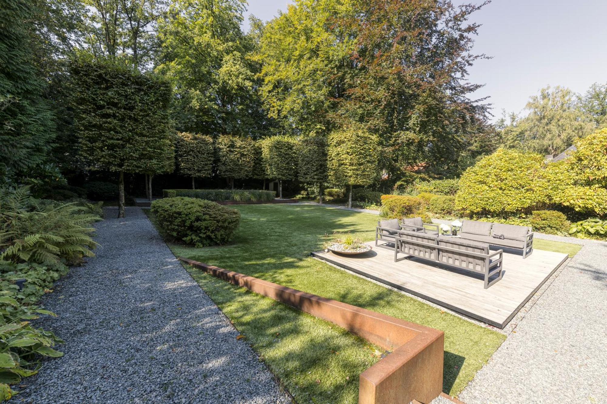 Luxurious 1000m2 With Garden And Pool *