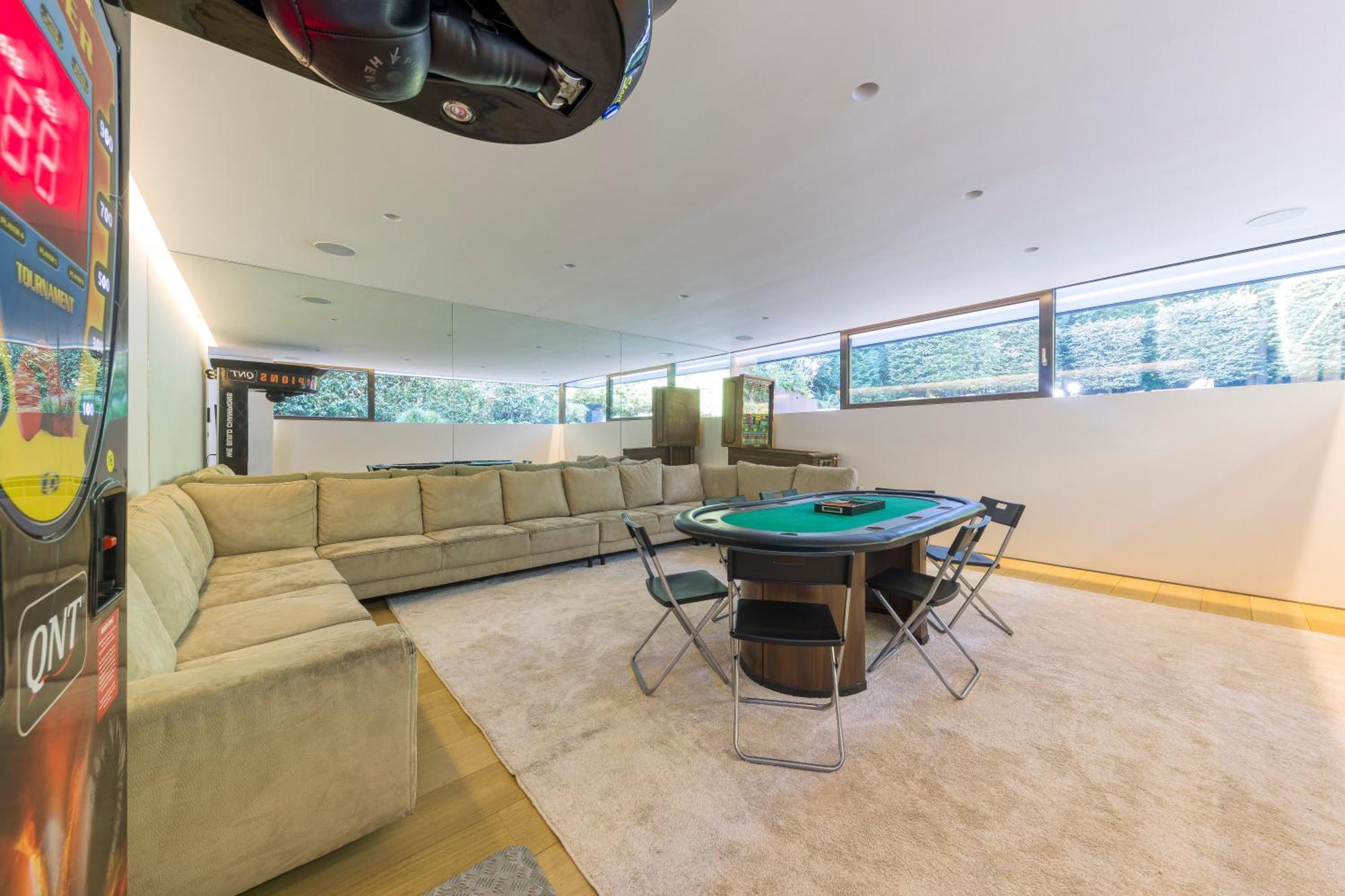 Luxurious 1000m2 With Garden And Pool