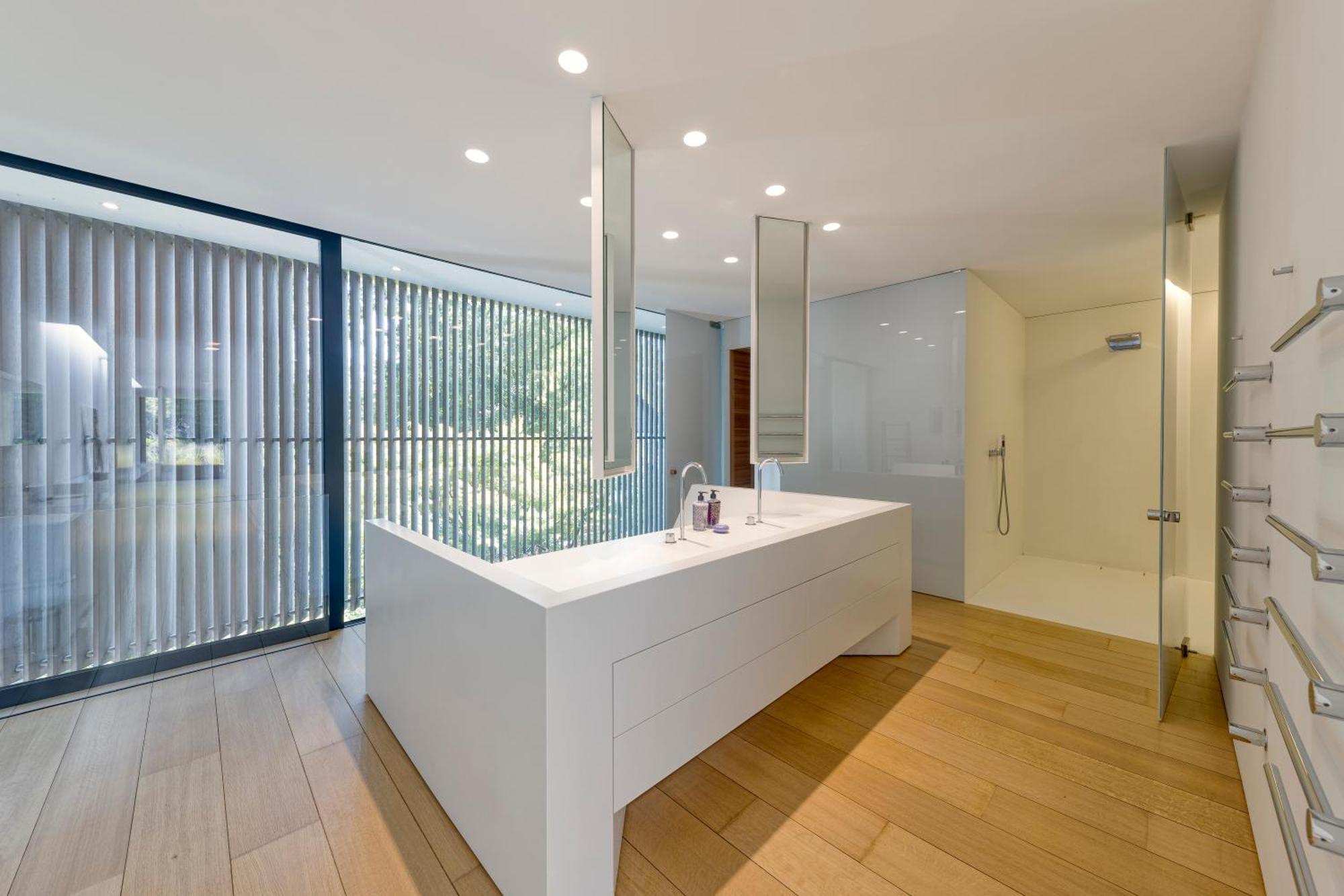 Luxurious 1000m2 With Garden And Pool *